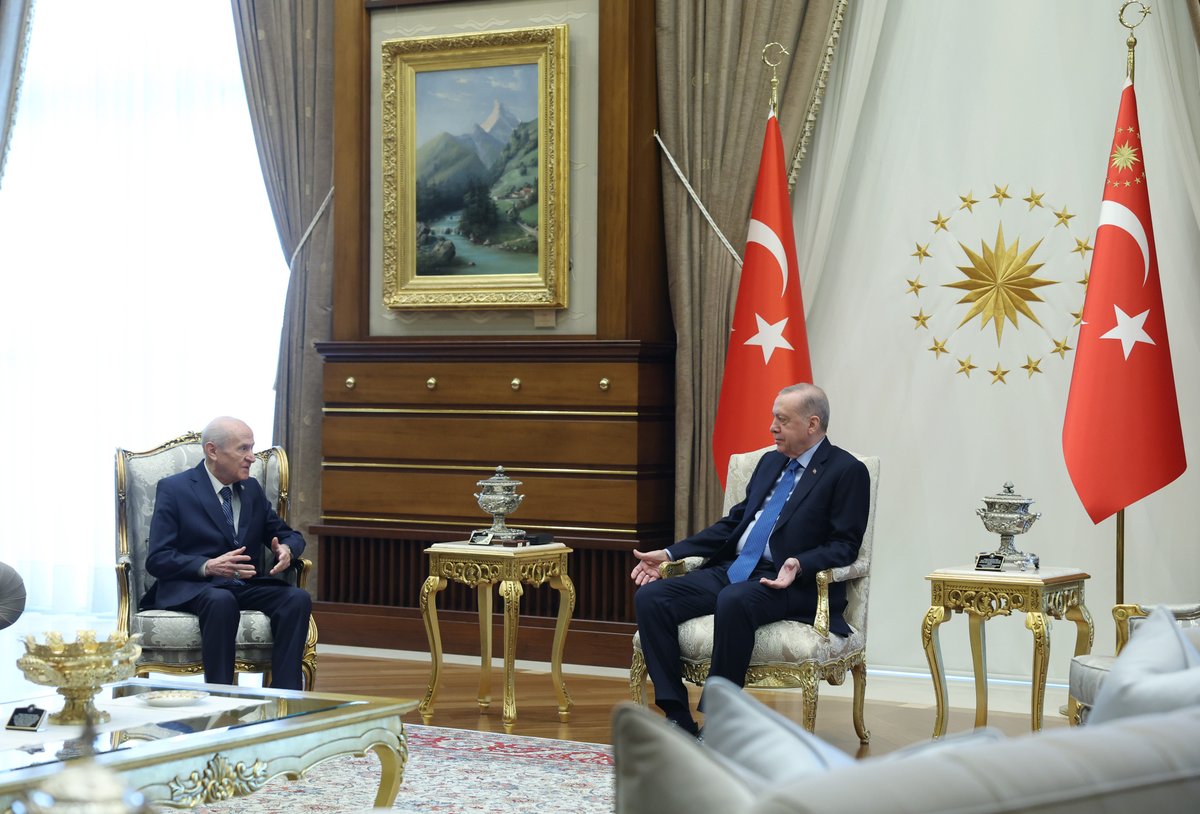 Cumhurbaşkanı Erdoğan:
"Terörsüz Türkiye hedefimize giden yolda bugün atılan önemli adımın hayırlara vesile olmasını diliyorum.  Ülkemizin güvenliği, milletimizin huzuru ve bölgemizde kalıcı barışın tesisi için yürüdüğümüz bu yolda Cenab-ı Allah hedeflerimize ulaşmayı bizlere