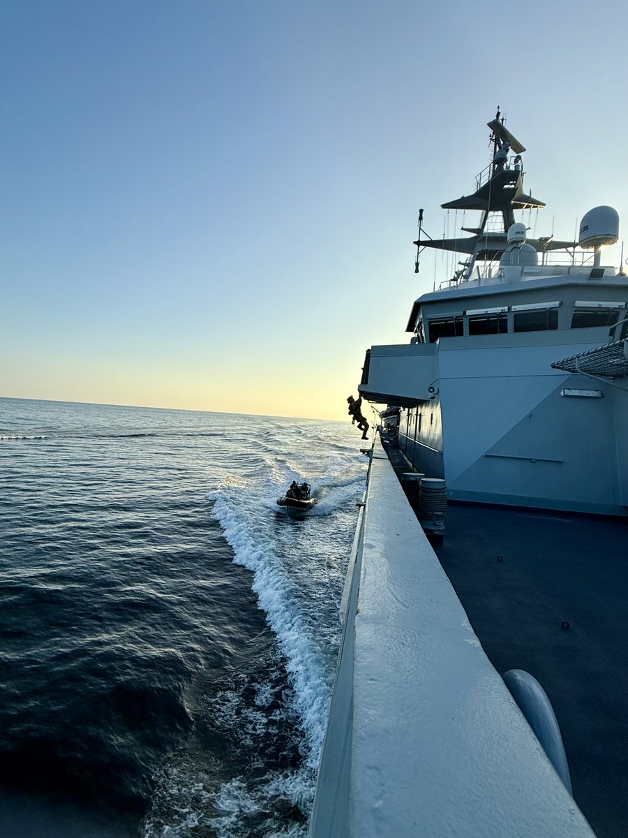 hms_mersey's tweet image. No ordinary job. No ordinary day.
Not your normal commute - @42_commando Royal Marines board HMS MERSEY the hard way.
With the @RoyalMarines, even “routine” means pushing the limits.
#RoyalNavy #NoOrdinaryJob #CommandoMindset #BetterNeverStops