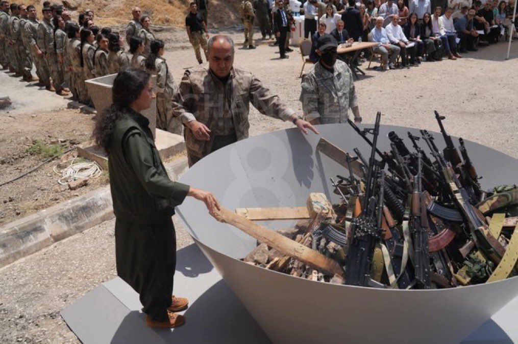 🔴 GÖZLER ÖNÜNDE SUÇ İŞLENİYOR!
PKK’nın silah yakma şovu;
➡️ Delil karartmadır (TCK 281)
➡️ Suç aletini yok etmektir (TCK 282)
➡️ Balistik incelemeyi engellemektir (CMK 75-76)
➡️ Terör propagandasıdır (TMK 3713)
İktidar mutlulukla seyrediyor!Bu bir suç ortaklığıdır!