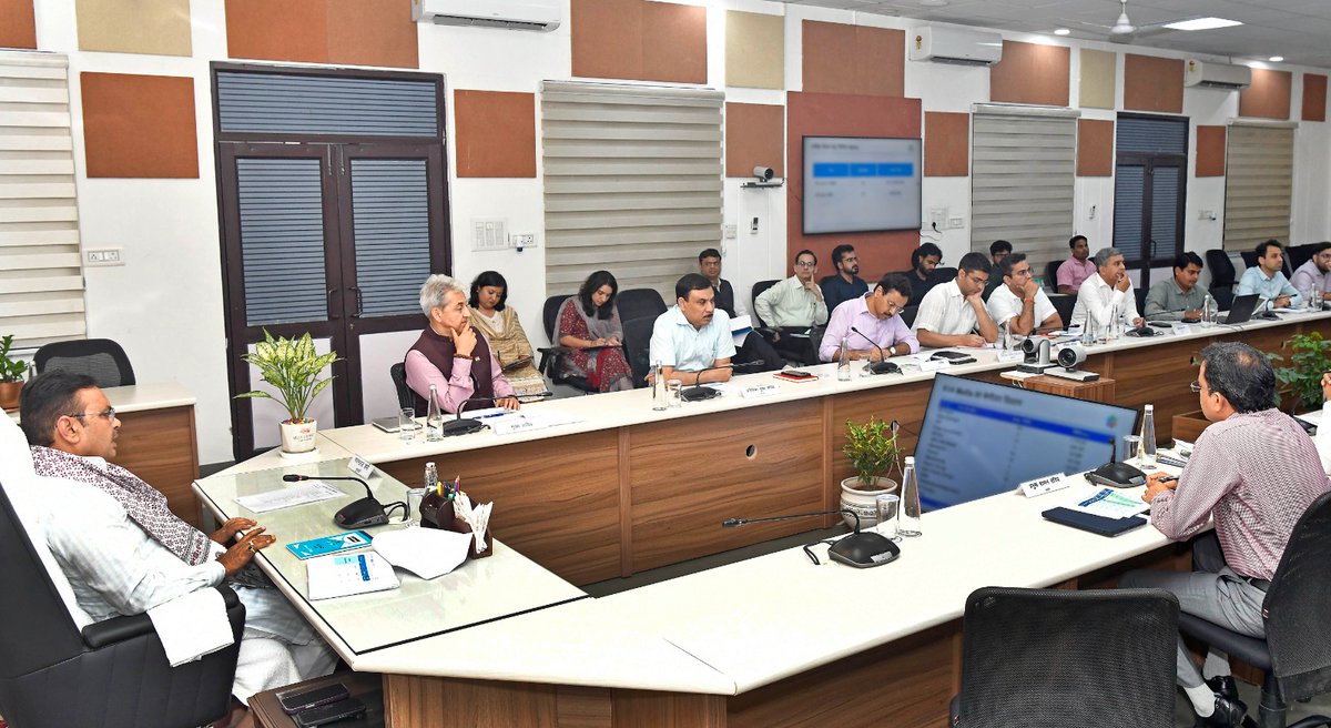 आज मुख्यमंत्री निवास पर ‘राइजिंग राजस्थान ग्लोबल इन्वेस्टमेंट समिट 2024’ के अंतर्गत संपन्न हुए MOUs की प्रगति की समीक्षा हेतु अधिकारियों के साथ बैठक ली। उपस्थित अधिकारियों को निवेश प्रस्तावों के शीघ्र क्रियान्वयन, संबंधित प्रक्रियाओं के सरलीकरण एवं निवेशकों को आवश्यक सहयोग