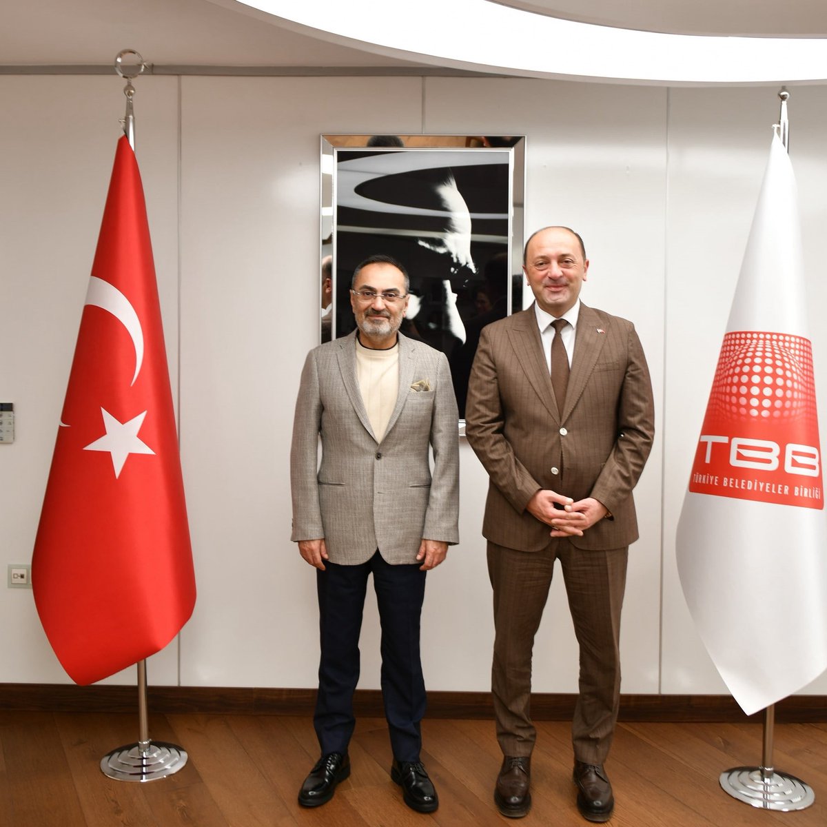 Geyve Belediyesi (@geyvebld) on Twitter photo Belediye Başkanımız <a href="/SelcukYld/">Selçuk YILDIZ</a> Türkiye Belediyeler Birliği Genel Sekreteri Sayın Suat Yıldız’ı ziyaret etti. Kendileri ile Türkiye Belediyeler Birliği’nin belediyelerimize sağladı destekler ile ilgili istişarelerde bulundu.
Misafirperverlikleri için kendilerine teşekkür ederiz. Belediye Başkanımız <a href="/SelcukYld/">Selçuk YILDIZ</a> Türkiye Belediyeler Birliği Genel Sekreteri Sayın Suat Yıldız’ı ziyaret etti. Kendileri ile Türkiye Belediyeler Birliği’nin belediyelerimize sağladı destekler ile ilgili istişarelerde bulundu.
Misafirperverlikleri için kendilerine teşekkür ederiz.