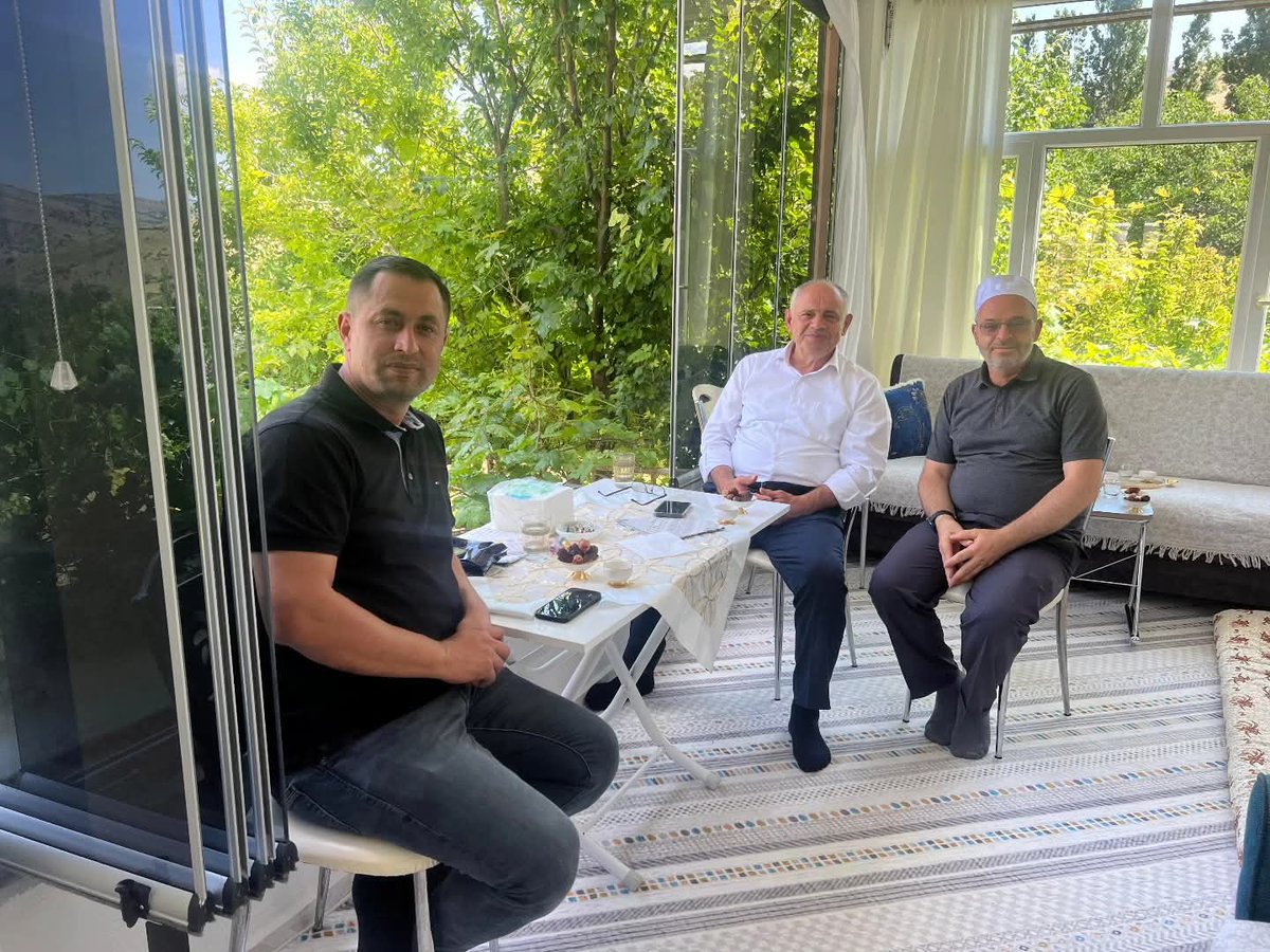 Belediye Başkanımız Sn. Esat Öztürk, kutsal topraklardan dönerek hac ibadetini yerine getiren Sn.Sami Yeşilkaya'ya Kavacık mahalle muhtarı Sn.Beytullah Göksun ilebirlikte hayırlı olsun ziyaretinde bulundu.