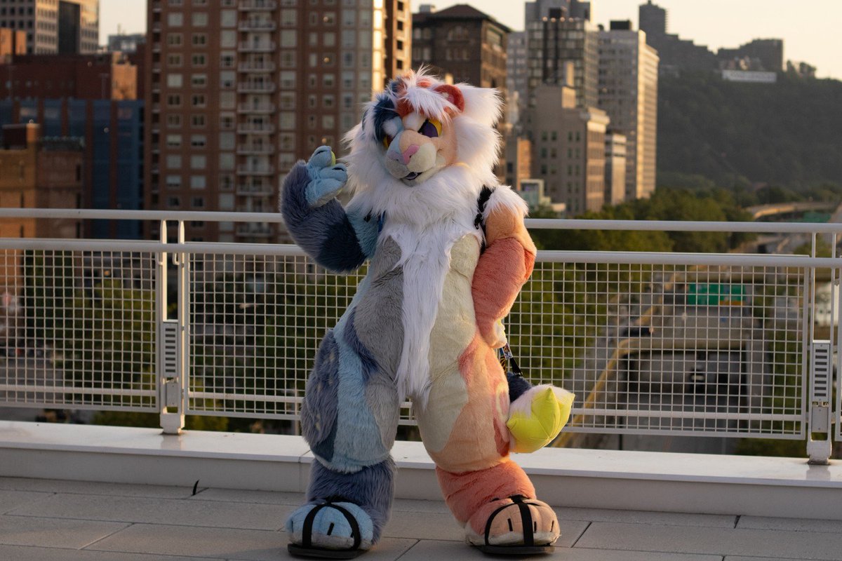 Im thick so what ~
🪡@mackoozlie
#FursuitFriday 
📷ed