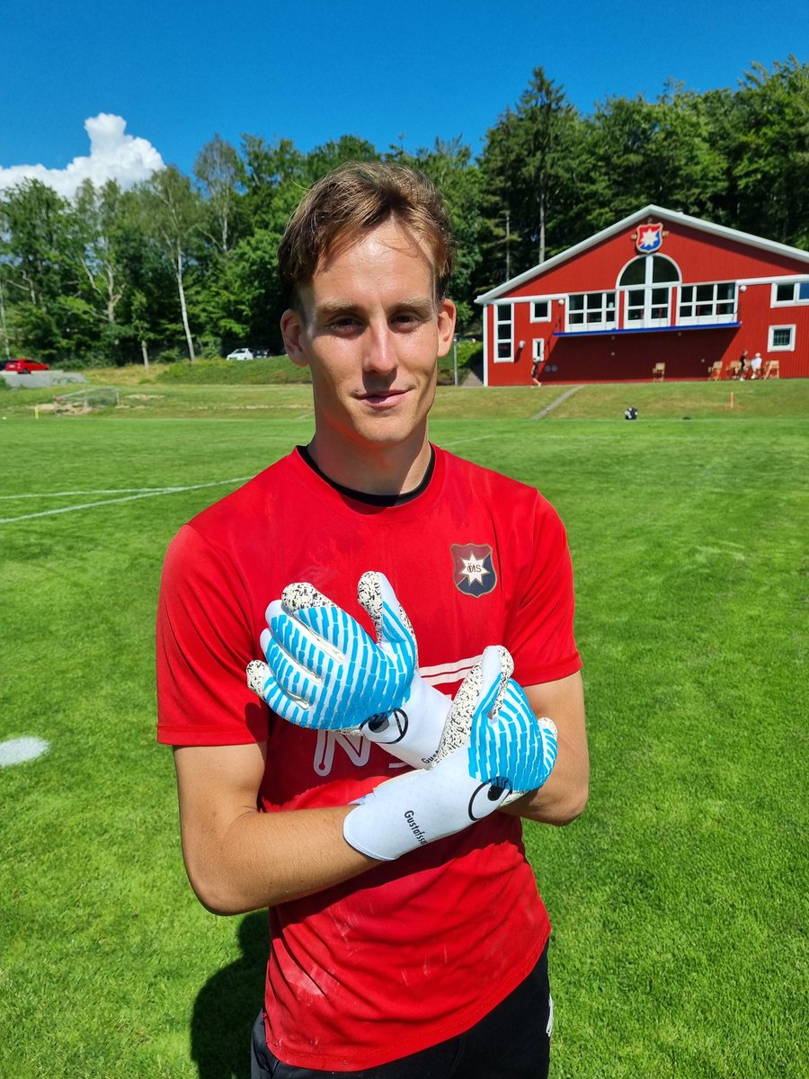 Veckans sista besök gjorde vi på klassiska ÖIS gården då vi besökte Örgrytes målvakt Hampus Gustafsson. 
I strålande solsken kollade vi på deras första träning efter sommaruppehållet och sedan kollade och provade Hampus vår Cybertec kollektion.🧤