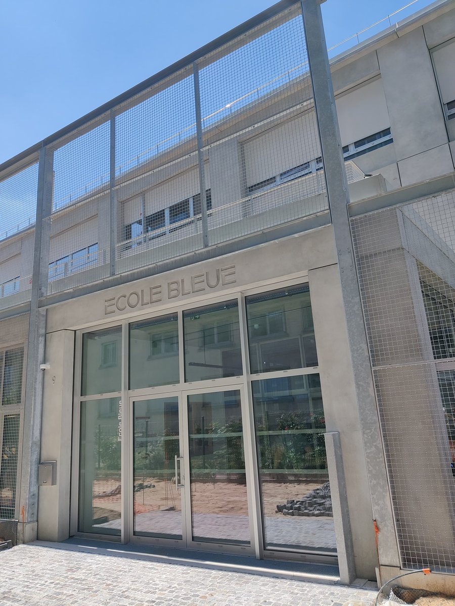 EPierreMarie's tweet image. Le chantier de l’École Bleue touche à sa fin ! Aux côtés de la @_RIVP_ et de nos partenaires, nous avons visité ce futur lieu d’enseignement dédié au design et à l’architecture d’intérieur. Un projet structurant de la ZAC Porte de Vincennes !