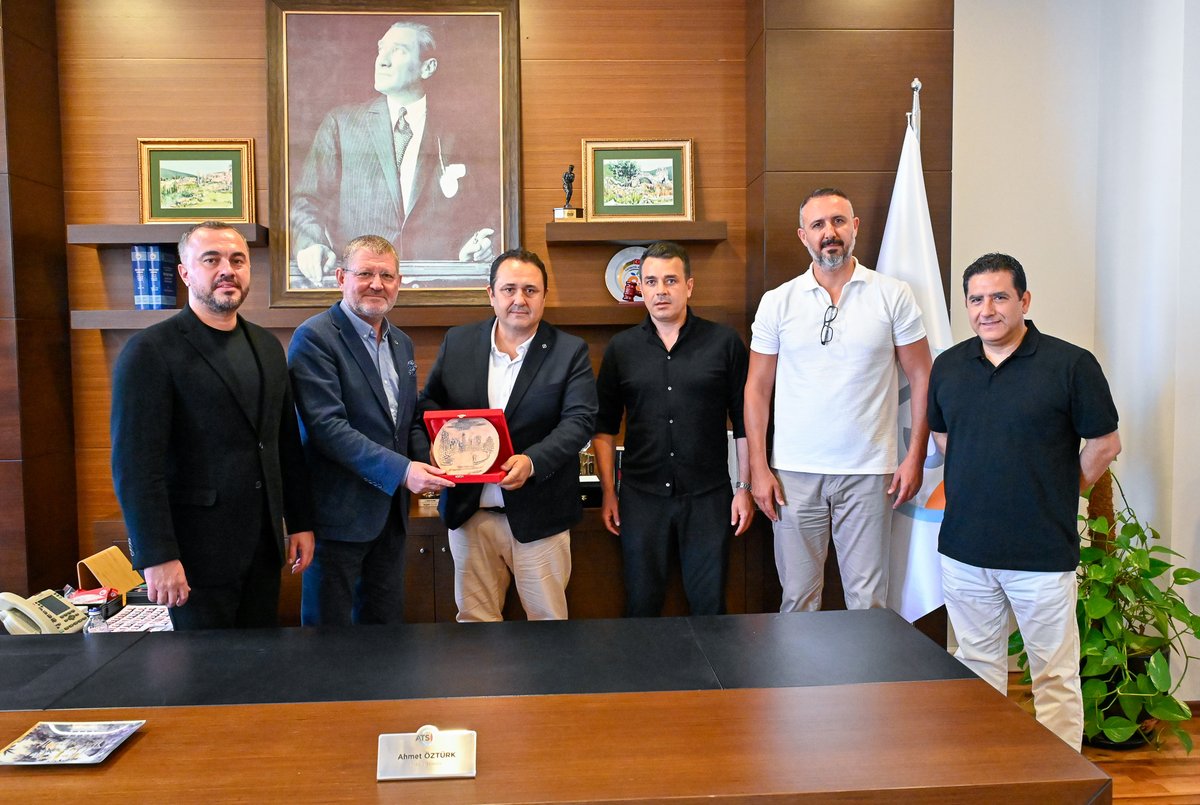 AntalyaTSO's tweet photo. Meclis Başkanımız Ahmet Öztürk, Antalya Turistik Otelciler ve Pansiyoncular Derneği Başkanı & ATSO Geçmiş Dönem Meclis Üyemiz Alp Özel ve Geçmiş Dönem Meclis Üyemiz İsmail Odabaşı ile bir araya geldi. Şehir içinde faaliyet gösteren otel, pansiyon ve apart otel işletmelerinin karşılaştığı güncel sorunların görüşüldüğü ziyarette, turizmin Antalya’nın en önemli gelir kaynağı olduğunu kaydeden Başkan Öztürk, “Bu değeri hep birlikte korumak, geliştirmek ve sürdürülebilir hale getirmek hepimizin ortak sorumluluğu. İşletmelerimiz sadece konaklama hizmeti sunmakla kalmıyor, aynı zamanda şehir merkezindeki ticari işletmelerimize, kafe ve restoranlarımıza ekonomilk katkı sağlıyor. Dijital platformlar üzerinden de doğrudan rezervasyon yapılan küçük işletmelerimiz, Antalya’mızın turizm çeşitliliği ve kent ekonomisi açısından vazgeçilmezdir” dedi. 

1 Temmuz 2025 tarihli Resmi Gazetede yayımlanan yönetmelik değişikliği ile binalarda yangın güvenliği kapsamında alınması gereken önlemlerin uygulama süresinin 31 Aralık 2025’e kadar uzatıldığını hatırlatan Başkan Öztürk, “Düzenleme, malzeme tedarikinde yaşanan sıkıntılar, uygulama süreçlerindeki aksaklıklar ve işletmelerimizin fiili zorlukları dikkate alınarak hayata geçirildi. Yerinde ve ihtiyaçlara uygun olan bu adımın hayata geçmesinde büyük katkı sağlayan TOBB Başkanımız Sayın M. Rifat Hisarcıklıoğlu’na teşekkür ederiz. Üyelerimiz yangın önlemleriyle ilgili eksikliklerini tespit etmiş, siparişlerini vermiş ve temin süreçlerini başlatmıştır. Yeni düzenleme sürecin sağlıklı şekilde tamamlanmasına imkân tanıyacaktır” diye konuştu.

@YHacisuleyman07 @bogachangoksu @HakanPakalin @MuratTOTOS @eczhaticeoz @huseyinsari_sar @KAPALIYOL @AhmetKasapoglu8 @aozgurkaragoz @behcetulker @aslisahintekin @TOBBiletisim @RHisarciklioglu @ahmetozturkant