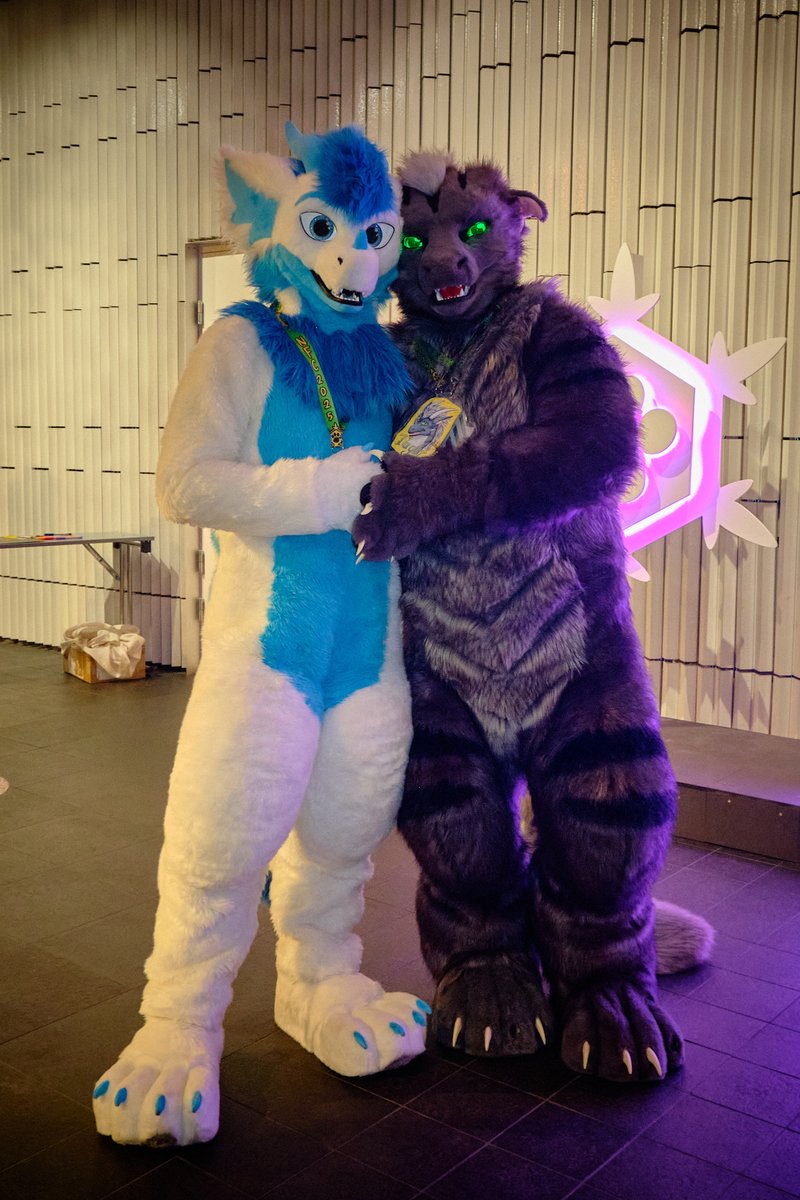 Look who I found again, Cutie McCuteDerg 👀

Too bad I couldn't take him home☹️

🐲: <a href="/ReikoAldrakar/">I moved to @reikoaldrakar.bsky.social</a>
✂️: <a href="/KegawaCreation/">Kegawa Creation</a>
📷: <a href="/Nachtdrache_K/">nachtdrache.bsky.social</a>

#FursuitFriday #dragon #furry #fursuit #NFC2025 #dergalert #dragoncore