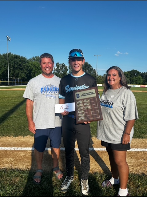 During senior night on 7/9, Hunter Spencer was recognized as the recipient of the Larry Wallingford Memorial Scholarship. Hunter will be attending Midland University where he will study nursing while playing baseball for the warriors. Congrats!