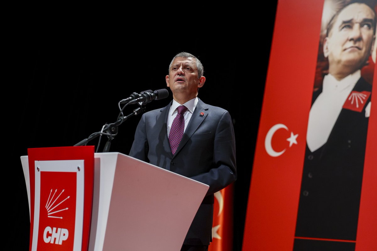 CHP Lideri Özel:
▪️"Terör örgütünün bugünkü sembolik silah bırakma adımını memnuniyetle karşılıyoruz. Bu adımın, artık silahların tamamen susacağı bir dönemin başlangıcı olmasını diliyoruz.
▪️"Bu süreç; hiçbir parti, toplumun hiçbir kesimi dışlanmadan, milletten bir şey