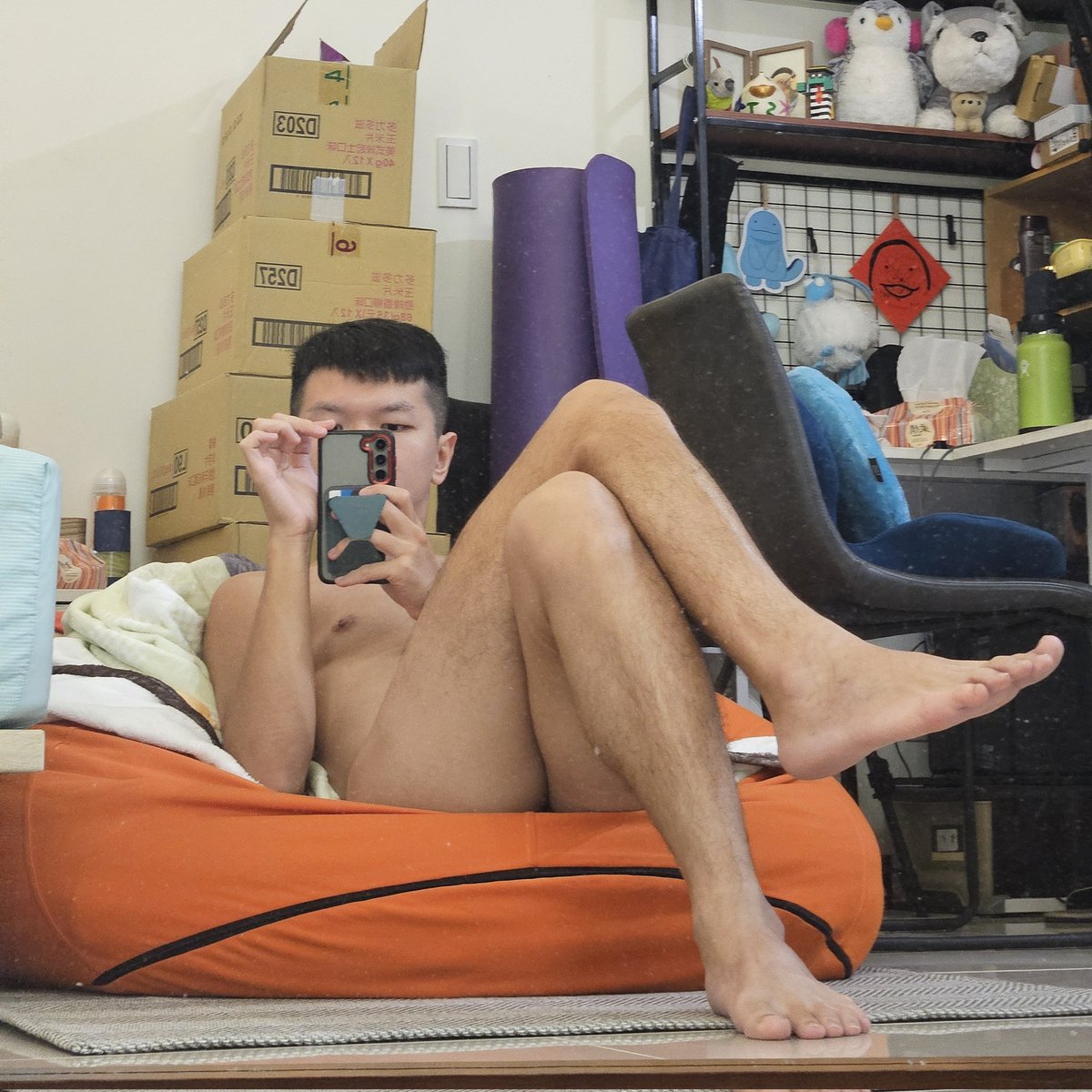 昨天和高中同學吃飯時我早到了一個鐘頭，幸好 Lalaport 有的是沙發和椅子。

我找了個舒服的地方、用類似這張照片的姿勢坐了下來。

約定時間將至，同學自己找到了我，開口第一句話：

「遠遠看到這雙腿就知道是你。」