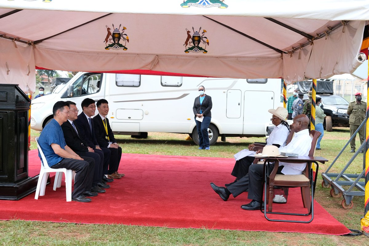 ChineseEmb_Uga's tweet image. Today, together with H.E. President Museveni, Ambassador Zhang Lizhong attended the groundbreaking ceremony of the long awaited Kayunga-Bbaale-Galiraya Road Project undertaken by CRBC, which will greatly shorten travel time and connect local communities to markets and…