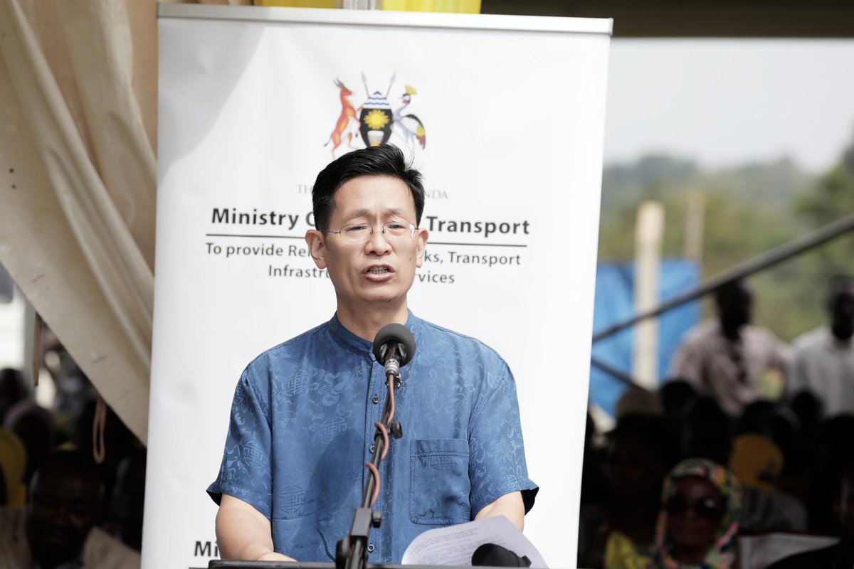 ChineseEmb_Uga's tweet image. Today, together with H.E. President Museveni, Ambassador Zhang Lizhong attended the groundbreaking ceremony of the long awaited Kayunga-Bbaale-Galiraya Road Project undertaken by CRBC, which will greatly shorten travel time and connect local communities to markets and…