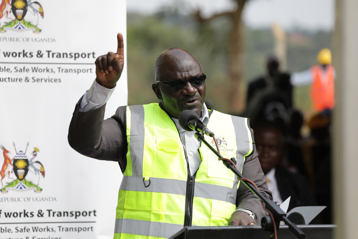 ChineseEmb_Uga's tweet image. Today, together with H.E. President Museveni, Ambassador Zhang Lizhong attended the groundbreaking ceremony of the long awaited Kayunga-Bbaale-Galiraya Road Project undertaken by CRBC, which will greatly shorten travel time and connect local communities to markets and…