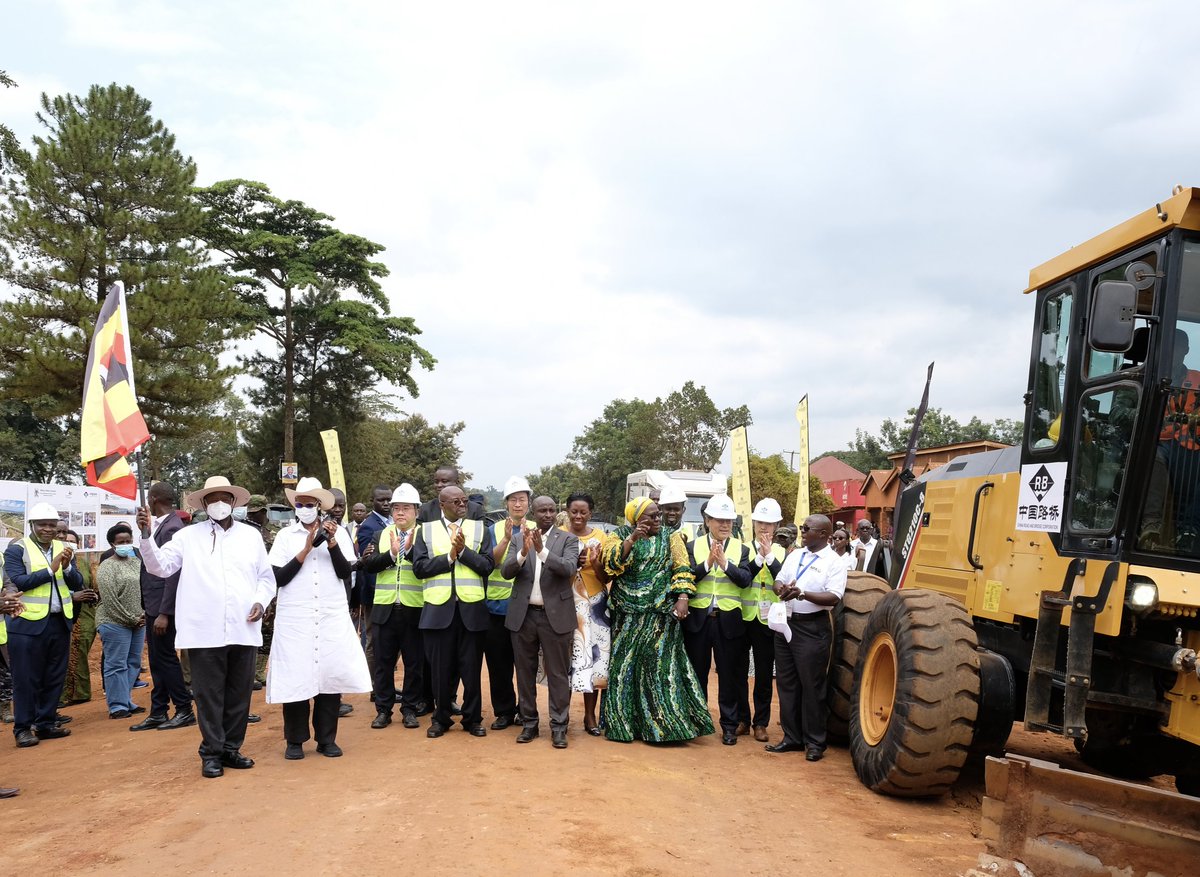 ChineseEmb_Uga's tweet image. Today, together with H.E. President Museveni, Ambassador Zhang Lizhong attended the groundbreaking ceremony of the long awaited Kayunga-Bbaale-Galiraya Road Project undertaken by CRBC, which will greatly shorten travel time and connect local communities to markets and…
