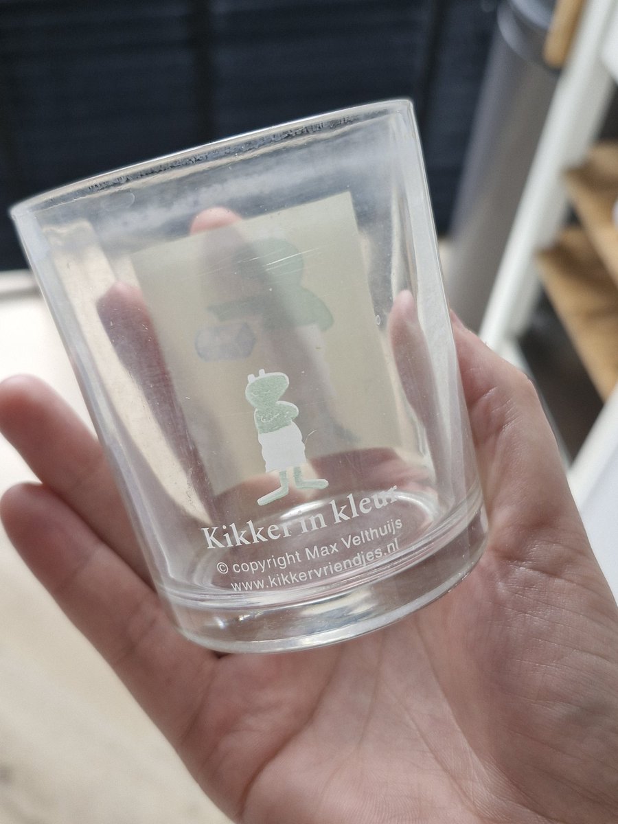 Als kind dronk ik al uit dit glas bij oma en sinds oma helaas niet meer leeft staat dit glas bij ons thuis. Dom dom dom om 'm in de vaatwasser te doen heeft het glas helaas zijn mooie kleuren vrijwel helemaal verloren.

Ik ben op zoek naar exact een zelfde exemplaar van dit glas