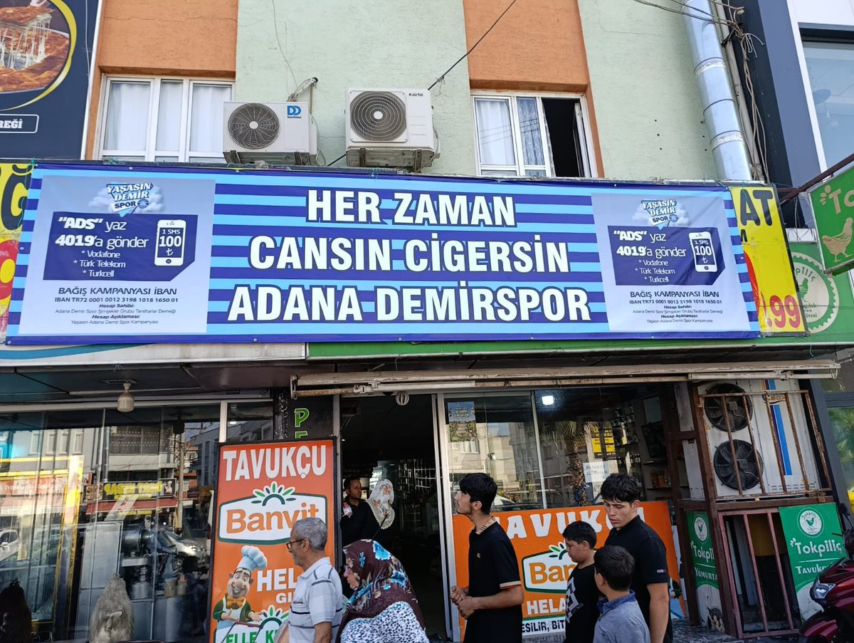 Bu destek sadece maddi değil, birliğimizin ve aidiyetimizin göstergesidir.
Bir AFİŞ,  bir SMS, bir kıvılcım…
Sonrası Mavi-Lacivert yangın olur şehirde…
Adana Demirspor için yüreğini koyan herkes varolsun.
#YasasinDemirspor