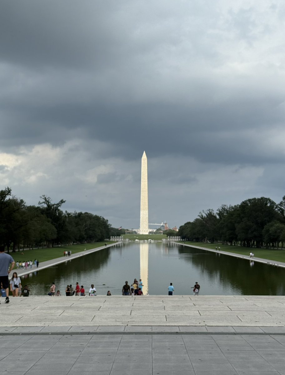 AJKayWriter's tweet image. Hanging out on the National Mall yesterday and I didn’t see one park ranger the entire time.
Not one.
Even at the actual monuments.
Kind of unsettling, honestly.
There was, however, one bathroom attendant sitting by the entrance with her shoes off, eating nuts, and staring…