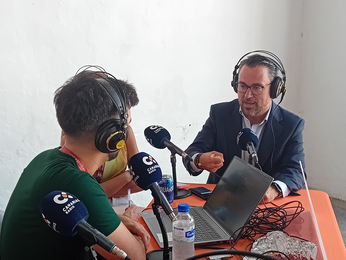La Radio Canaria (@laradiocanaria) on Twitter photo 🎙️ En <a href="/RoscasCotufas/">Roscas y Cotufas 🍿</a> hablamos con <a href="/asierantona/">Asier Antona</a>, alcalde de <a href="/sclapalma/">Santa Cruz de La Palma</a>, desde el atrio del Ayuntamiento.
✨Una entrevista especial en plena Semana Grande de las Fiestas Lustrales.
🎙️<a href="/TomasGalvanM/">Tomás Galván</a>
📡rtvc.es/la-radio-canar… 🎙️ En <a href="/RoscasCotufas/">Roscas y Cotufas 🍿</a> hablamos con <a href="/asierantona/">Asier Antona</a>, alcalde de <a href="/sclapalma/">Santa Cruz de La Palma</a>, desde el atrio del Ayuntamiento.
✨Una entrevista especial en plena Semana Grande de las Fiestas Lustrales.
🎙️<a href="/TomasGalvanM/">Tomás Galván</a>
📡rtvc.es/la-radio-canar…