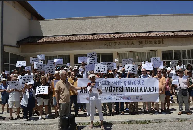🏛️Antalya Arkeoloji Müzesi Yıkılmasın!

1988’de Avrupa Konseyi “Yılın Müzesi” Özel Ödülü alan Antalya Arkeoloji Müzesi, ziyarete kapatıldı.

Müzenin depreme dayanıksız olduğu gerekçesiyle yıkılması planlanıyor.

Ancak mimarlar, arkeologlar ve halk diyor ki:

“Bu bina bir müzedir,