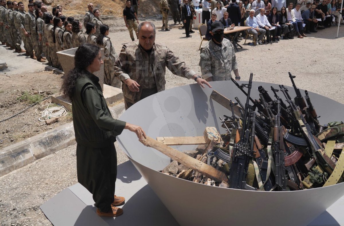 Ya bunlar kendilerini uyanık sanıyor yada biz salağa yatıyoruz.
Arkadaş Suriye de kullanılan silahlar neden yok meydanda.
Envanterlerindeki silahların hepsi kaleşnikof mu bunların.
Yemeyin bizi de diğer silahlarıda çıkarın
#Süleymaniye