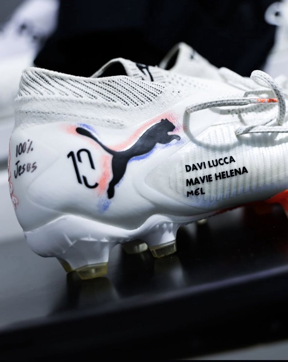 Chuteira do Neymar com o nome dos filhos. ❤️