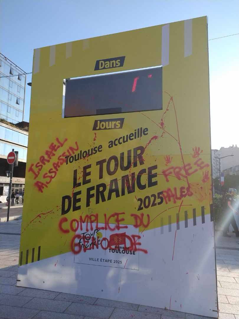 Pierre ESPLUGAS-LABATUT (@pierreesplugas) on Twitter photo Le panneau annonçant l’arrivée du #TDF2025 souillé à #Toulouse, on mélange tout ! Et ce n’est pas le dernier tweet irresponsable du député <a href="/FranceInsoumise/">La France insoumise</a> <a href="/Portes_Thomas/">Thomas Portes</a> réclamant le boycott de l’équipe Israël premier tech qui contribue à passer le débat déjà trop sensible Le panneau annonçant l’arrivée du #TDF2025 souillé à #Toulouse, on mélange tout ! Et ce n’est pas le dernier tweet irresponsable du député <a href="/FranceInsoumise/">La France insoumise</a> <a href="/Portes_Thomas/">Thomas Portes</a> réclamant le boycott de l’équipe Israël premier tech qui contribue à passer le débat déjà trop sensible