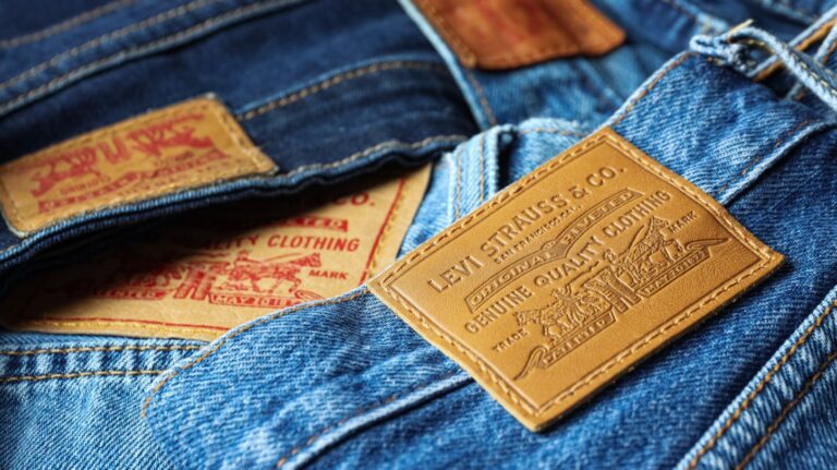 $LEVI Chew on this. A company that sources 99% of its products from places like Pakistan, Bangladesh, Indonesia, etc. which are being slapped with 25% to 50% tariffs, is reporting margin expansion and raising full year guidance.