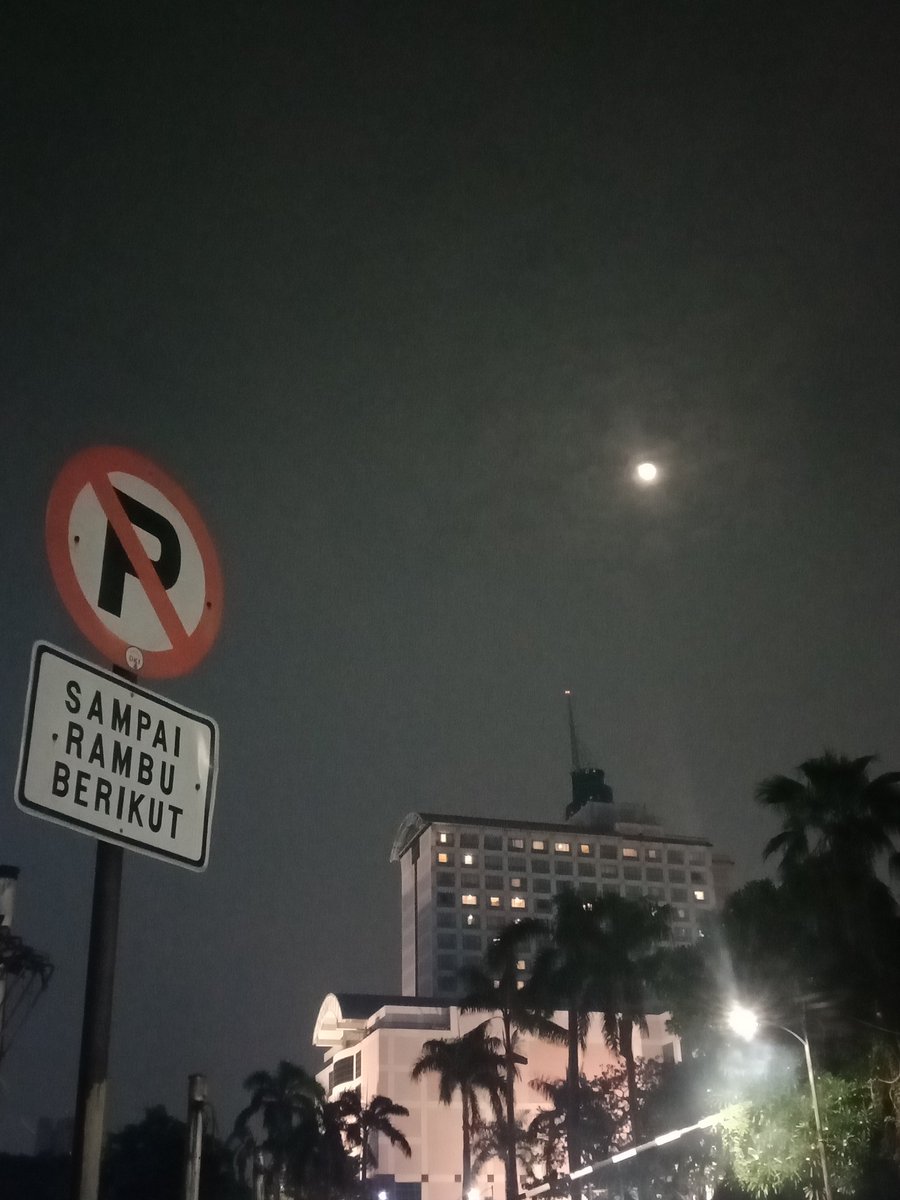 Stres udah, capek udah, kurang tidur juga sering.
Curiga bentar lagi bakal gila.