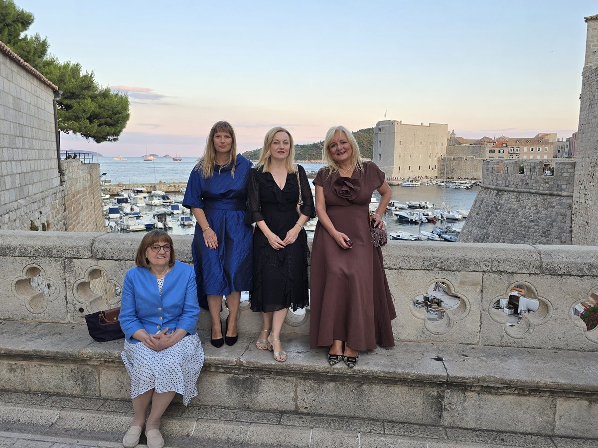 marijana_petir's tweet image. Dubrovnik je među 5 najljepših destinacija Mediterana, pa i cijele Europe. Ovaj predivan grad bogate kulture i još bogatije povijesti je prepun događanja, a jedan od najpoznatijih su Dubrovačke ljetne igre koje su otvorene po 76. put zanimljivim programom ispred crkve sv. Vlaha.
