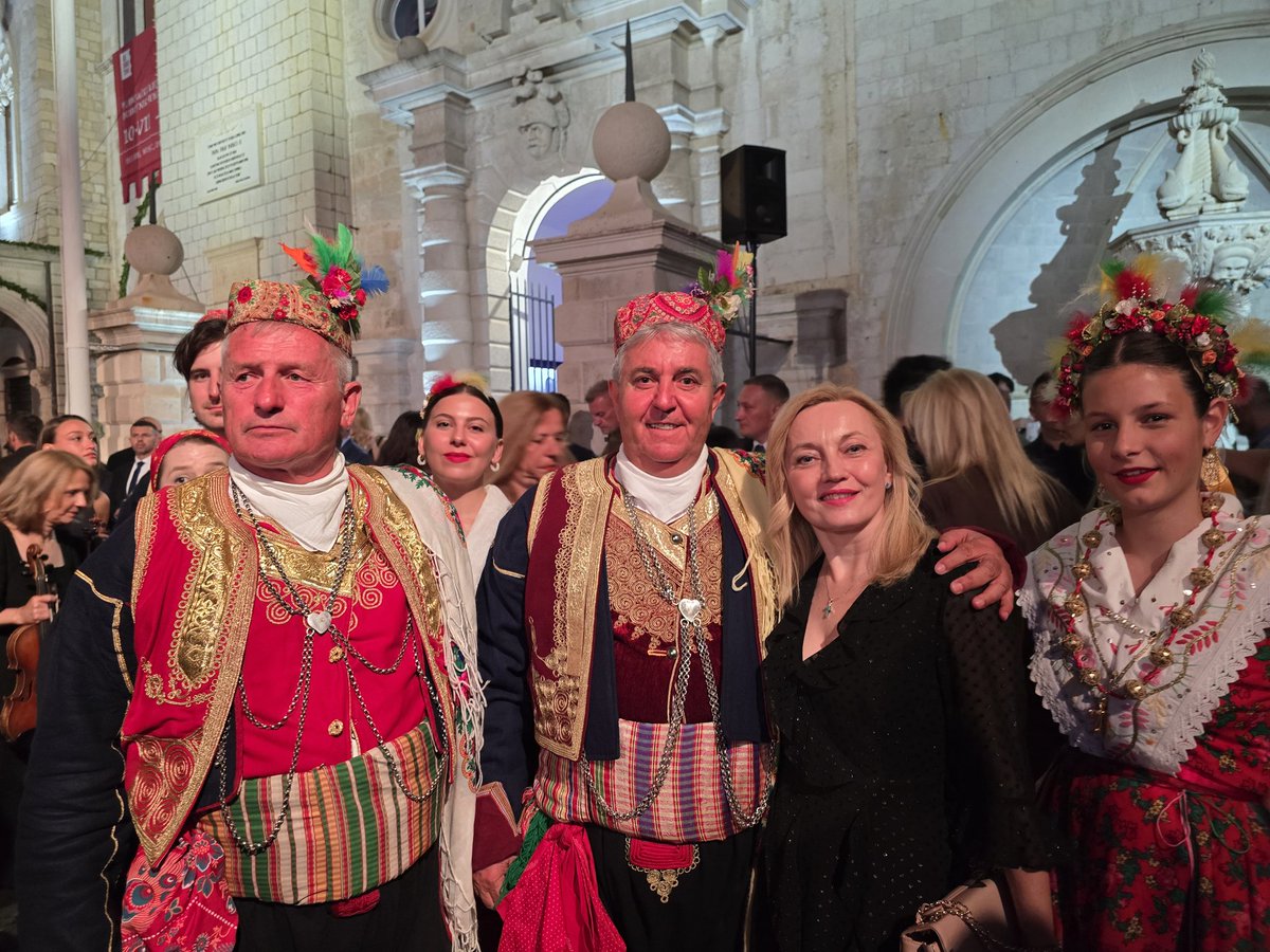 marijana_petir's tweet image. Dubrovnik je među 5 najljepših destinacija Mediterana, pa i cijele Europe. Ovaj predivan grad bogate kulture i još bogatije povijesti je prepun događanja, a jedan od najpoznatijih su Dubrovačke ljetne igre koje su otvorene po 76. put zanimljivim programom ispred crkve sv. Vlaha.
