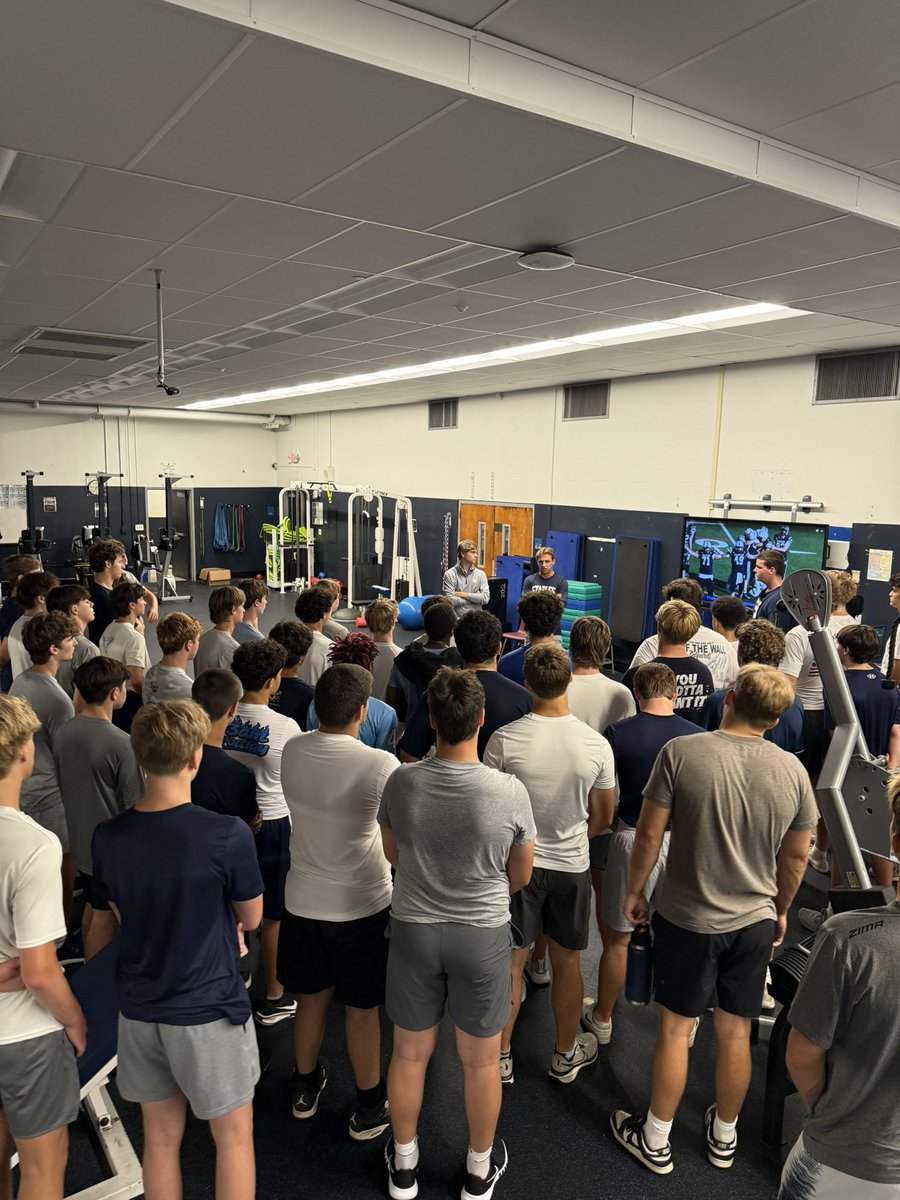 StaplesFootbal1's tweet image. Thank you to Cam Mann ‘21 and Nick Lukens ‘21 for speaking with the team this morning about the tradition of Staples Football!!
GO WRECKERS!! #cthsfb