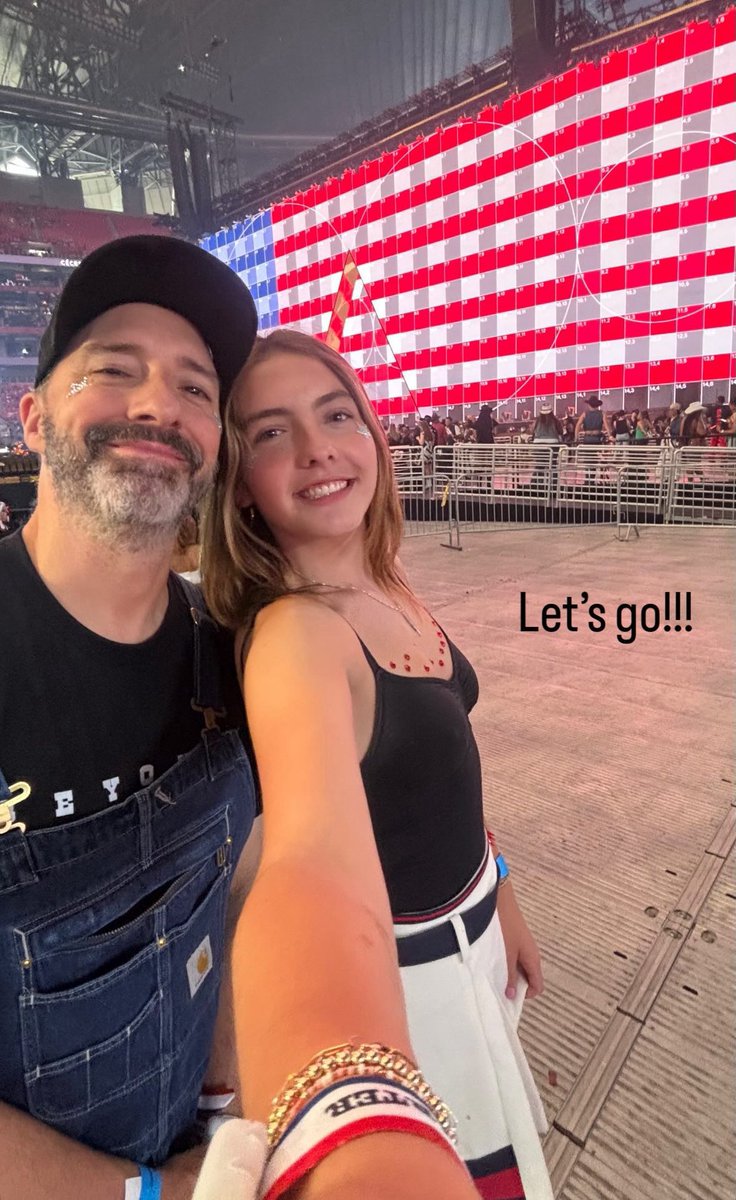 BeyLegion's tweet image. Beyoncé’s @Verizon commercial partner @MrTonyHale, who helped kick off the COWBOYS CARTER era, attended last night’s show in Atlanta with his daughter.
“Absolutely incredible.”