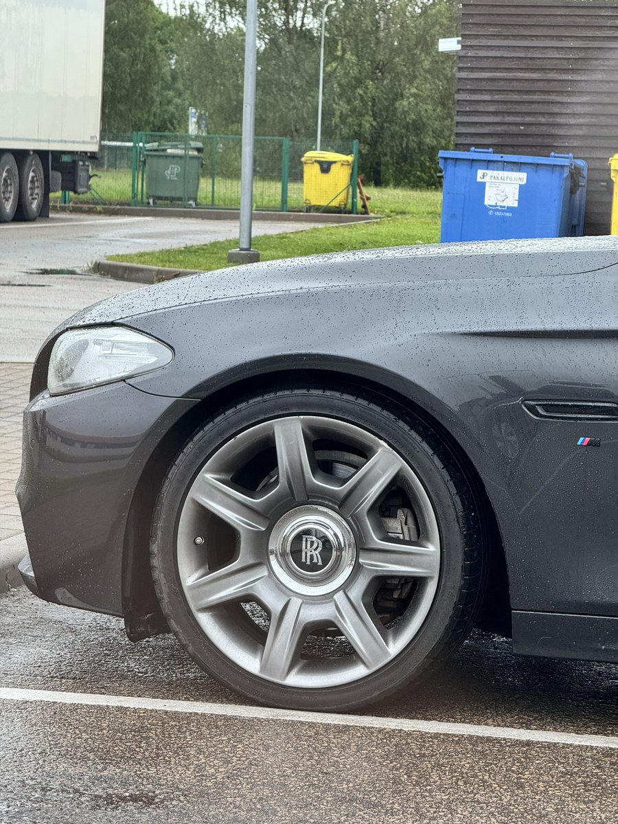 Dziraa's tweet image. Gribēja Rolls Royce, sanāca tikai dekoratīvajām disku uzlikām.
