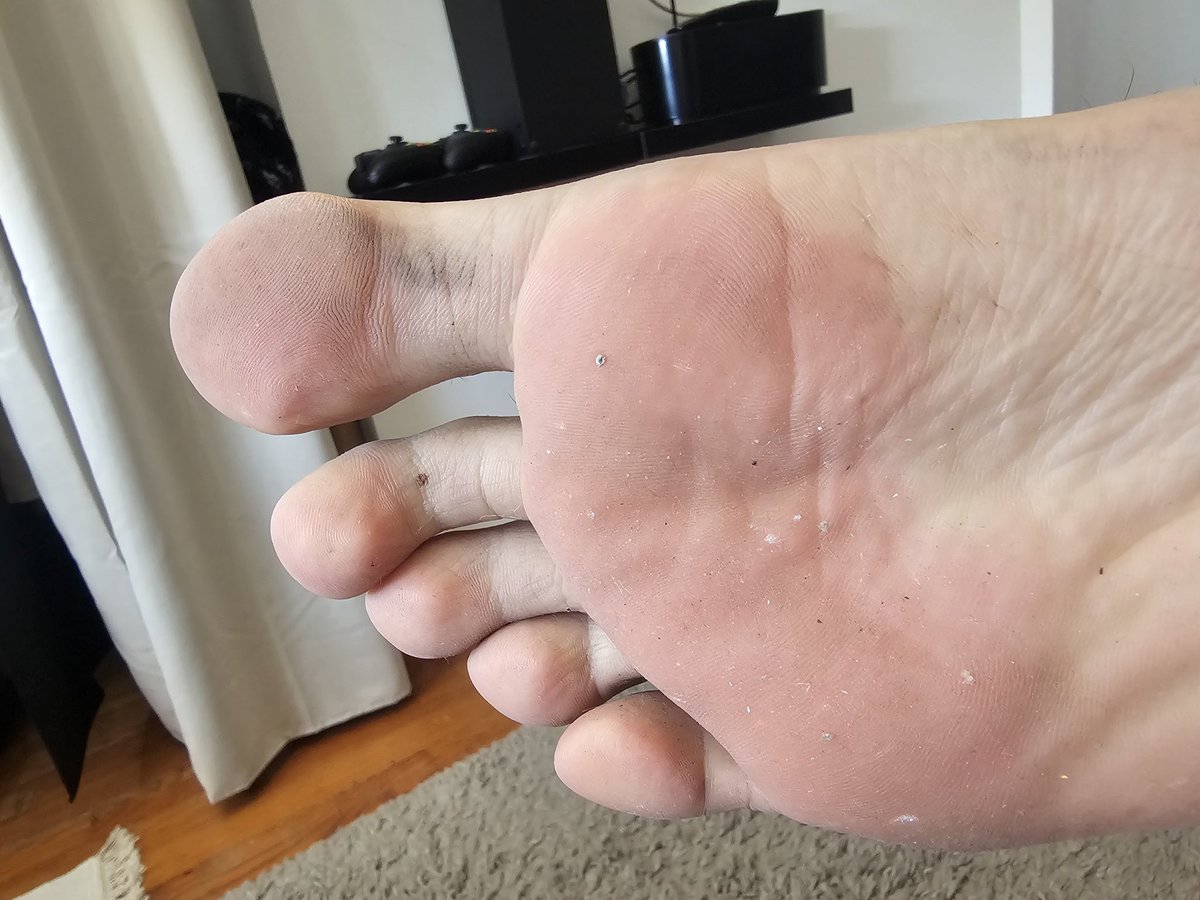 MasterDirtyFeet's tweet photo. Viens renifler mon 48 bien odorant

#dirtyfeet #findom #cashmeet #masterfeet #soumis #bigfeet #gayfeet #malefeet #malefeetworship https://t.co/Y5YkIMPs5a