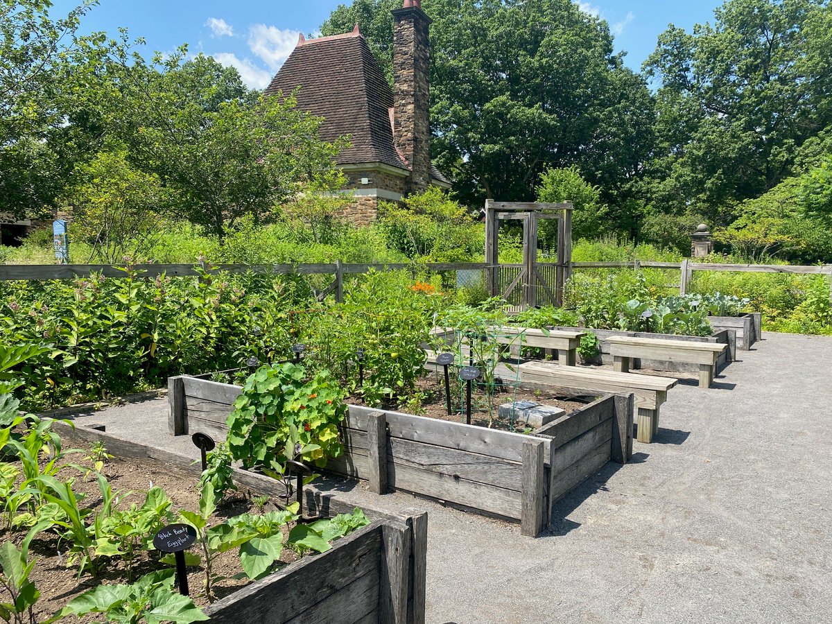 pittsburghparks's tweet image. 🌿 🍅 ☘️ Have you ever visited the From Slavery to Freedom Garden at the Frick Environmental Center? The garden tells the story of how enslaved peoples in the United States made the journey north by leveraging the wild plants around them for nutritional and medicinal purposes.…