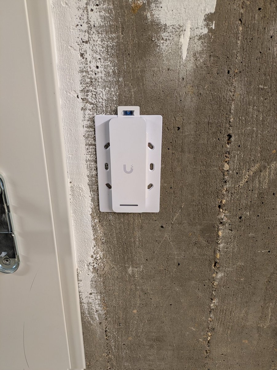 Cette semaine : 
Mise en place d'un point de puisage d'eau dans le sous-sol, d'une prise 32A tetra et réseau a côté du TGBT et préparation des réservations pour les lecteurs d'accès.

#Datacenter #RG2 #Association