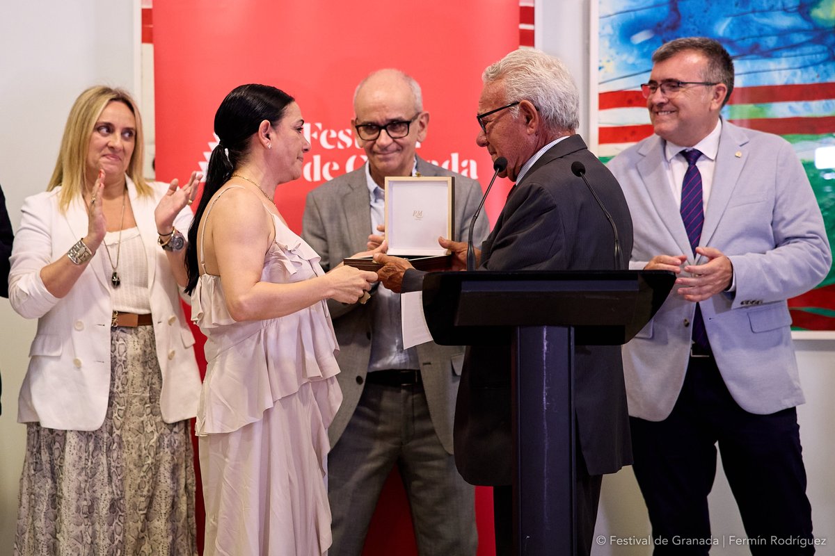Granada Festival (@festivalgranada) on Twitter photo Aún seguimos emocionados con la entrega de la Medalla del Festival de Granada 2025 a la bailaora y coreógrafa Eva Yerbabuena.
Un merecido reconocimiento a una trayectoria brillante y a su estrecha vinculación con el Festival ❤️
<a href="/Ferminius/">Fermín Rodríguez</a> Aún seguimos emocionados con la entrega de la Medalla del Festival de Granada 2025 a la bailaora y coreógrafa Eva Yerbabuena.
Un merecido reconocimiento a una trayectoria brillante y a su estrecha vinculación con el Festival ❤️
<a href="/Ferminius/">Fermín Rodríguez</a>