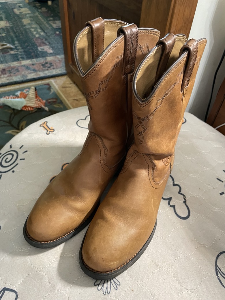 TammyDoodleDo's tweet image. My sister bought these expensive leather cowboy boots last year & I asked her why, when she was so sick she rarely left home, did she buy cowboy boots (not her usual style at all). She said "I just wanted to have a pair." She never wore them, not once. When I went to see the…