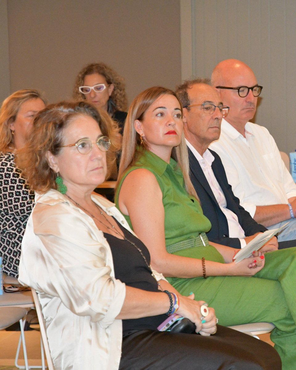 AjSitges's tweet image. 🎂El Sitges Convention Bureau celebra l’acte de cloenda del seu 20è aniversari.
✨Una jornada institucional i professional reuneix un centenar de professionals del sector MICE per reconèixer 2 dècades de trajectòria i mirar cap al futur de la destinació
👉 loom.ly/_9dAxt4