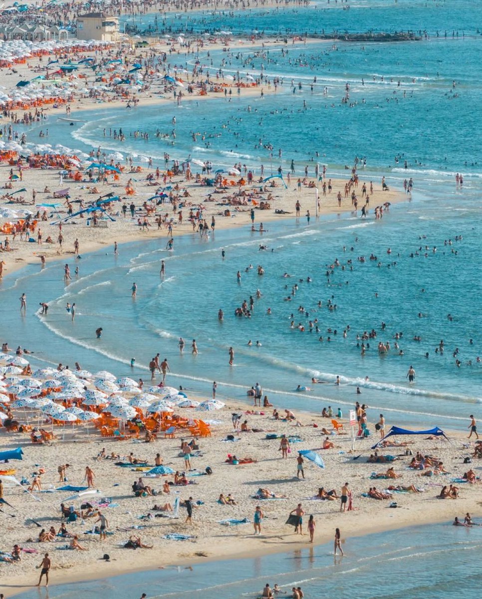 While the mullahs are still hiding in their dark underground bunkers, Tel Aviv is celebrating life. Photo: Adam Spiegel <a href="/TelAviv/">Tel Aviv</a>