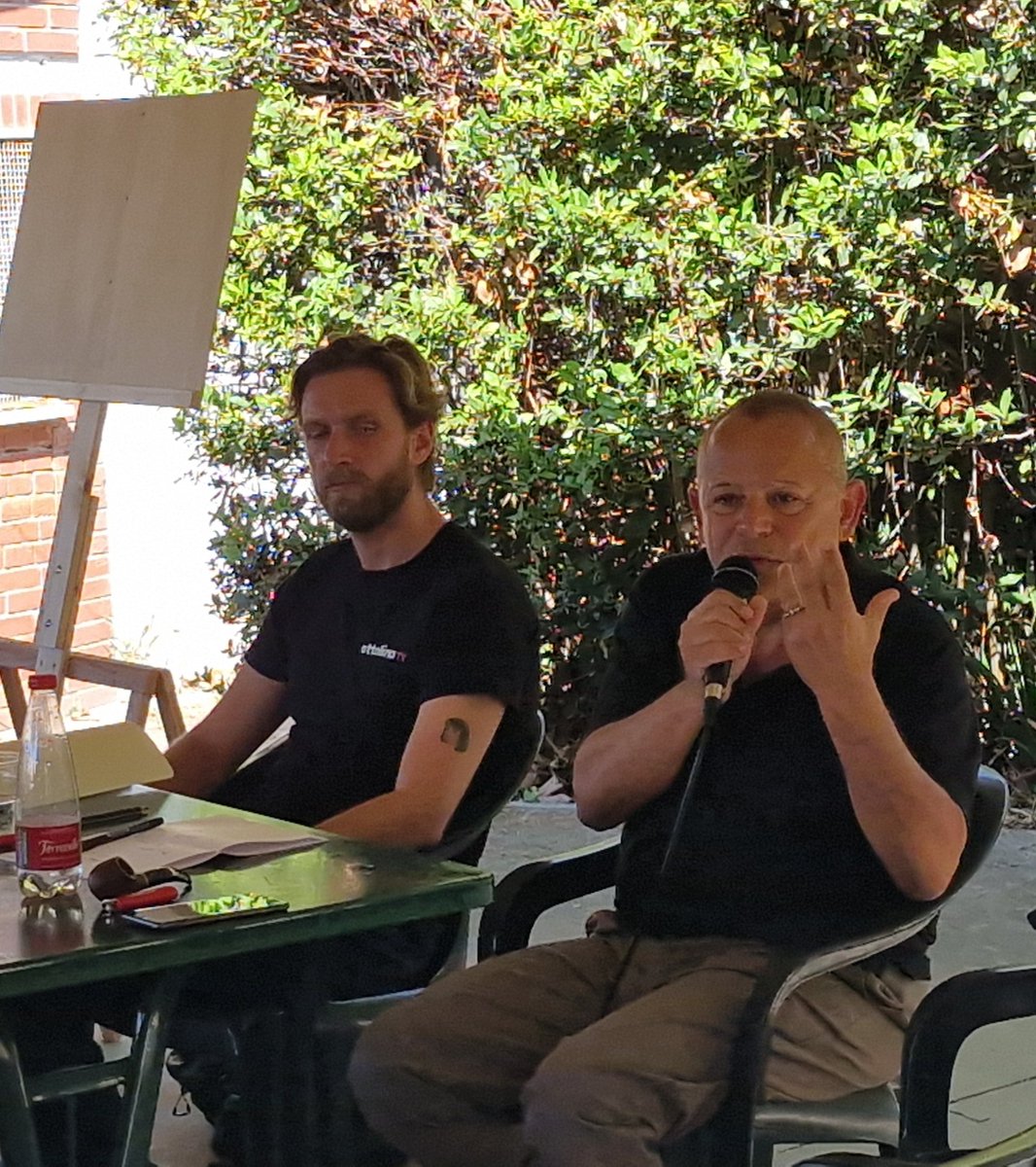 RivistaLaFionda's tweet image. Adesso a Fest8lina, la Festa di @ottolinatv al Circolo Arci di Putignano (Pisa), il Direttore Preterossi parla del tradimento degli intellettuali, ovvero come si è passati da Gramsci a Michele Serra.
Alla festa, che termina domenica, è presente anche il banchetto della Fionda