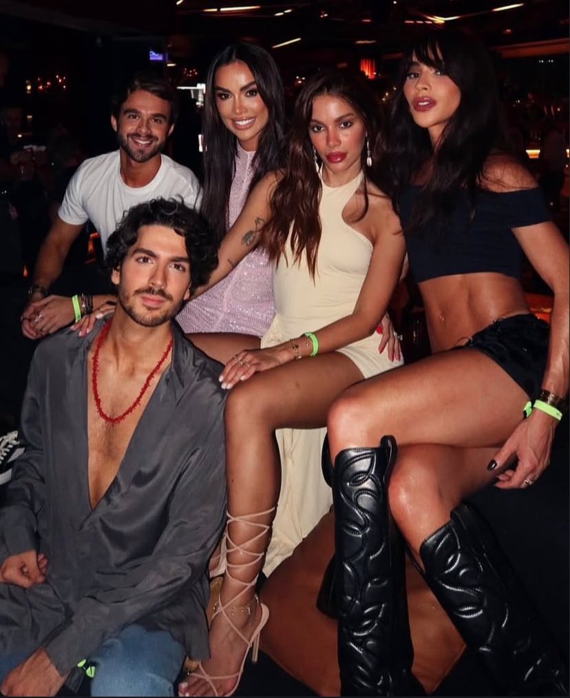 NikolaRyback's tweet image. 🚨Anitta with friends in Ibiza, Spain 🇪🇸