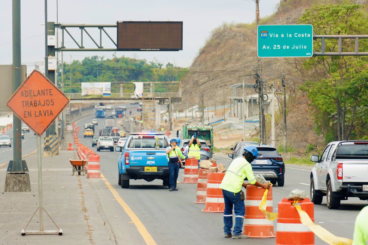 Conduce con precaución durante los trabajos en el paso peatonal elevado en la vía Perimetral a la altura de la Terminal Terrestre Costa. Nuestros agentes dirigen el tránsito en la zona.