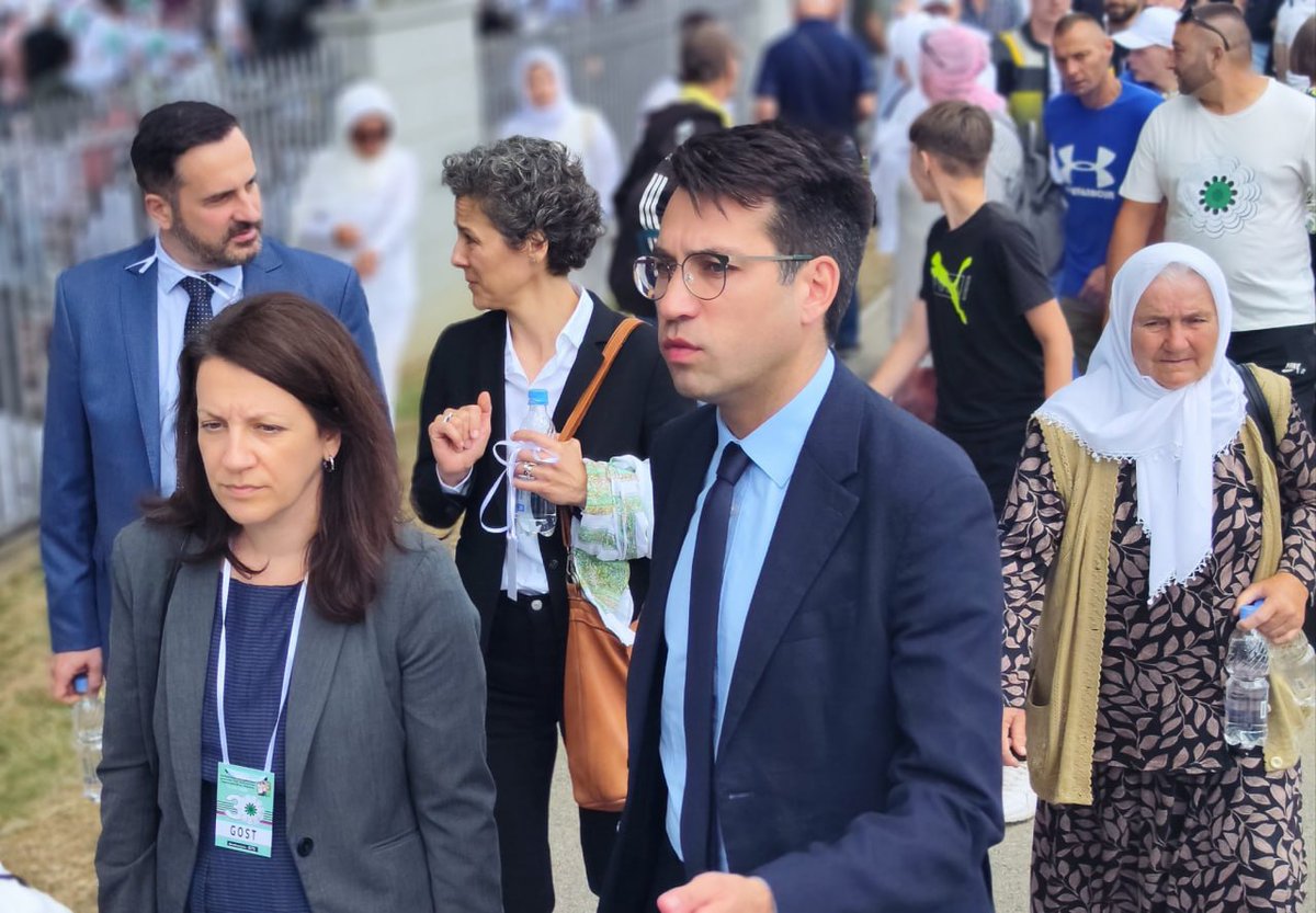 SuadaSaraj's tweet image. Jedini iz Srbije koji su došli u Potočare...

Razlika između ljudi i neljudi je jasna!