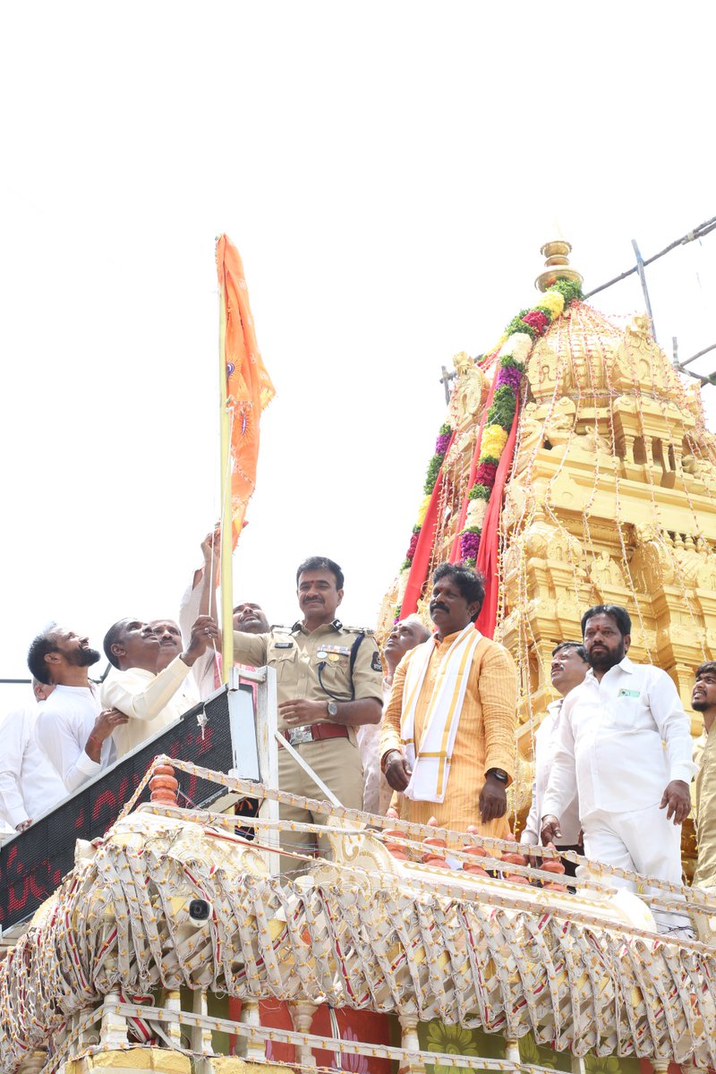 CPHydCity's tweet image. The Lal Darwaza Simhavahini Sri Mahankali Temple has been a center of Bonalu celebrations for over 120 years. The history of Lal Darwaza Bonalu dates back to 1908, when devastating Musi River floods and a plague claimed many lives. In response, the then-Prime Minister Kishen…