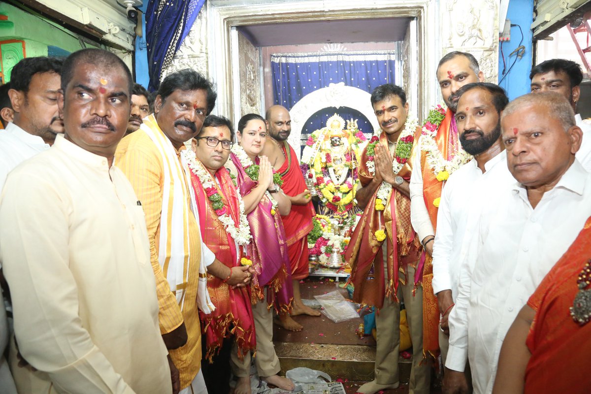 CPHydCity's tweet image. The Lal Darwaza Simhavahini Sri Mahankali Temple has been a center of Bonalu celebrations for over 120 years. The history of Lal Darwaza Bonalu dates back to 1908, when devastating Musi River floods and a plague claimed many lives. In response, the then-Prime Minister Kishen…