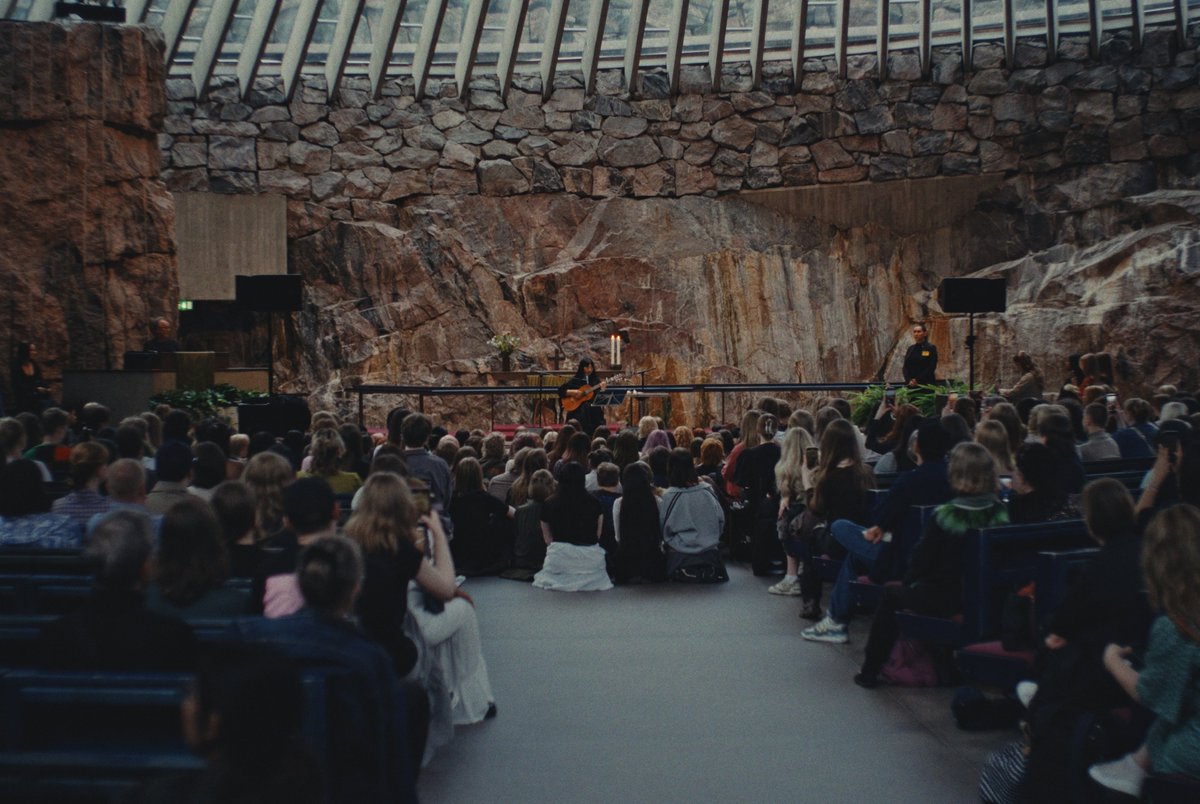 JaMESuomi's tweet image. Ichiko Aoba esiintyi Temppeliaukion kirkossa loppuunmyydylle salille. Aoba kevensi konsertin tunnelmaa ehdottamalla fanien voivan halutessaan siirtyä penkeiltä aivan lavan eteen.
📸 Atlas Woo
➡️ Lue raportti: jame-world.com/fi/article/168…
#ichikoaoba #temppeliaukionkirkko #青葉市子