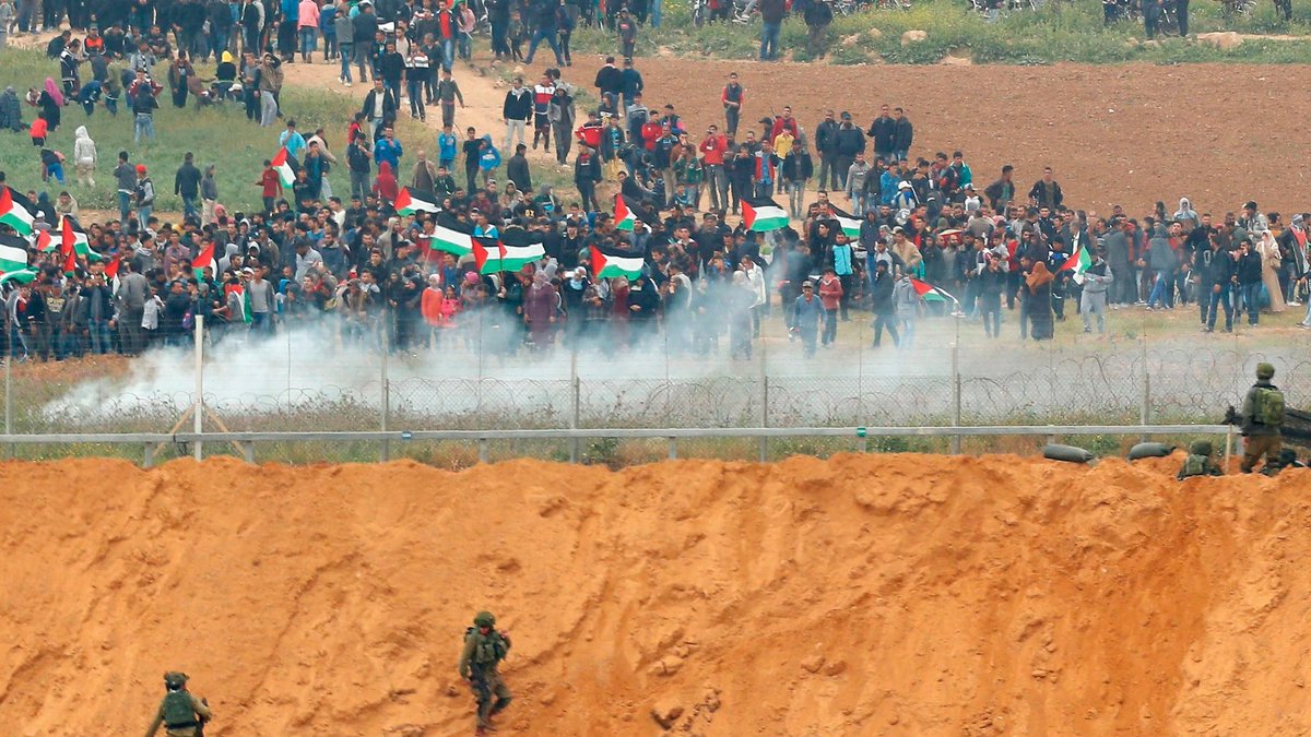 loganbelifting's tweet photo. I really wasn’t expecting much and chalked it up to hype, or a liberal application of the Israel analogy to any imperialist expansion war. But the movie quite clearly recreates visuals from the 2018 Gaza border protests. Superman is antizionist and leaves no room for doubt https://t.co/tPApmOZpnR