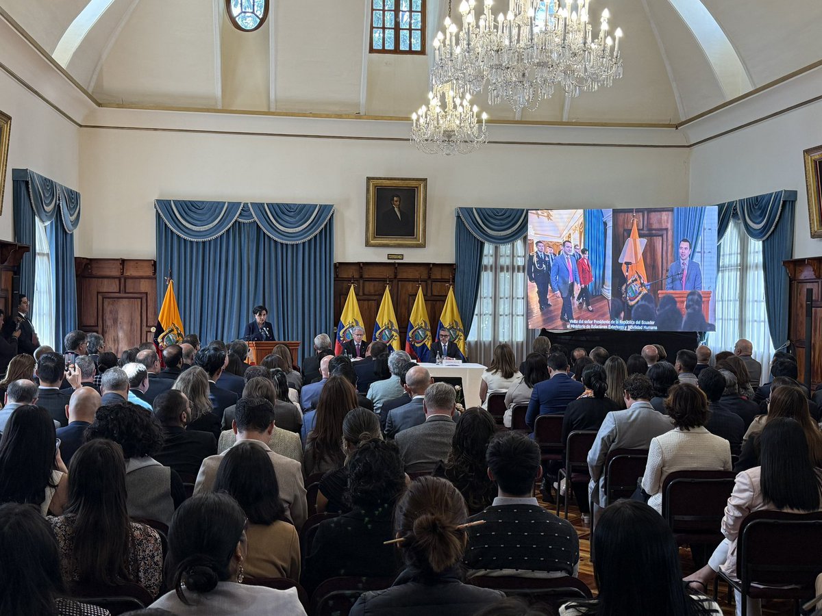 🇮🇹🇪🇨 El Embajador <a href="/giovadavoli/">Giovanni</a> acompañó a la Canciller <a href="/gabisommerfeld/">Gabriela Sommerfeld</a> en el acto de rendición de cuentas del Ministerio de Relaciones Exteriores y Movilidad Humana. Reafirmamos el compromiso de las relaciones bilaterales, cooperación y el diálogo diplomático con el #Ecuador.