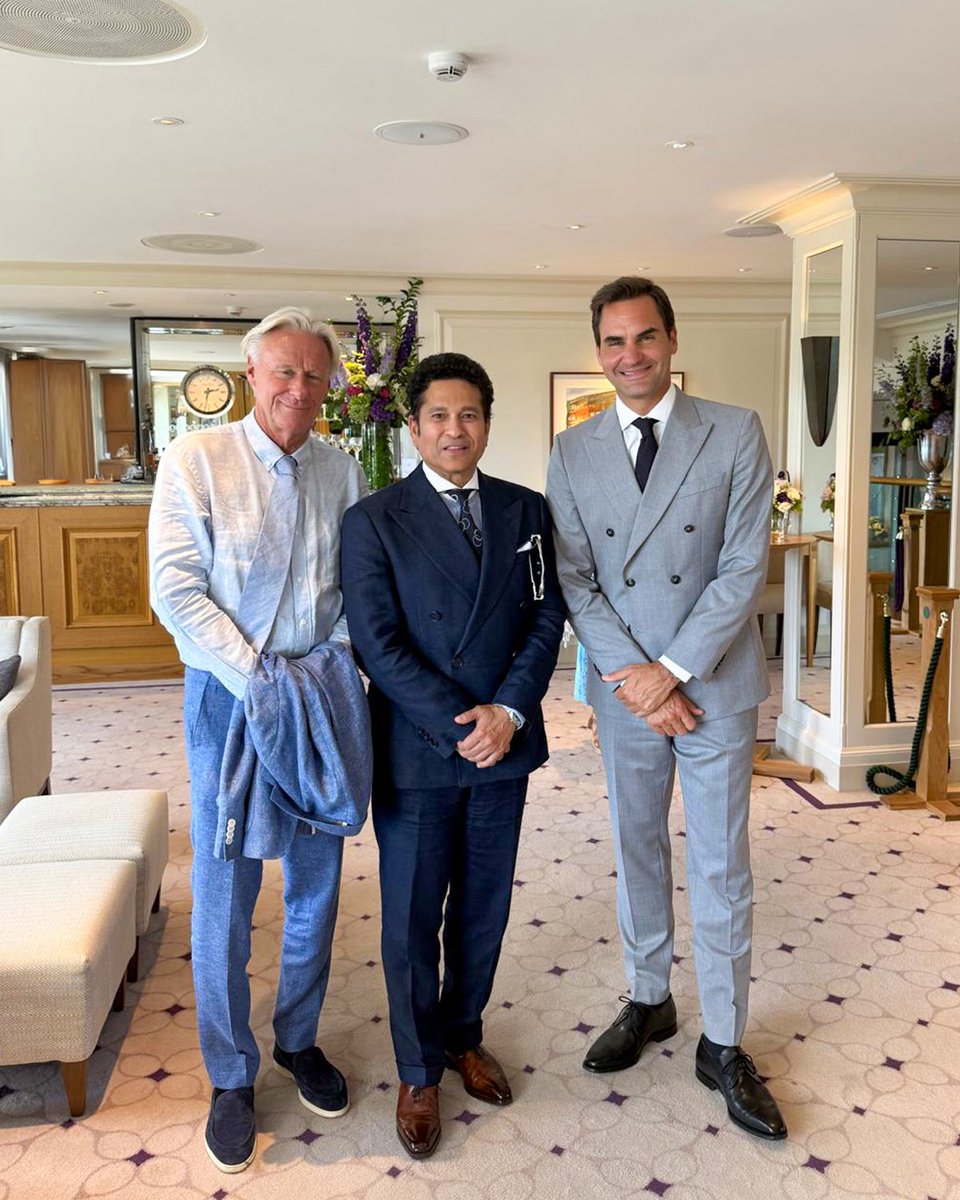 sachin_rt's tweet image. What’s sweeter than strawberries & cream at Wimbledon? 🍓 🎾
Finding yourself in the middle of a Grand Slam sandwich. 😃
@Wimbledon @rogerfederer Björn Borg